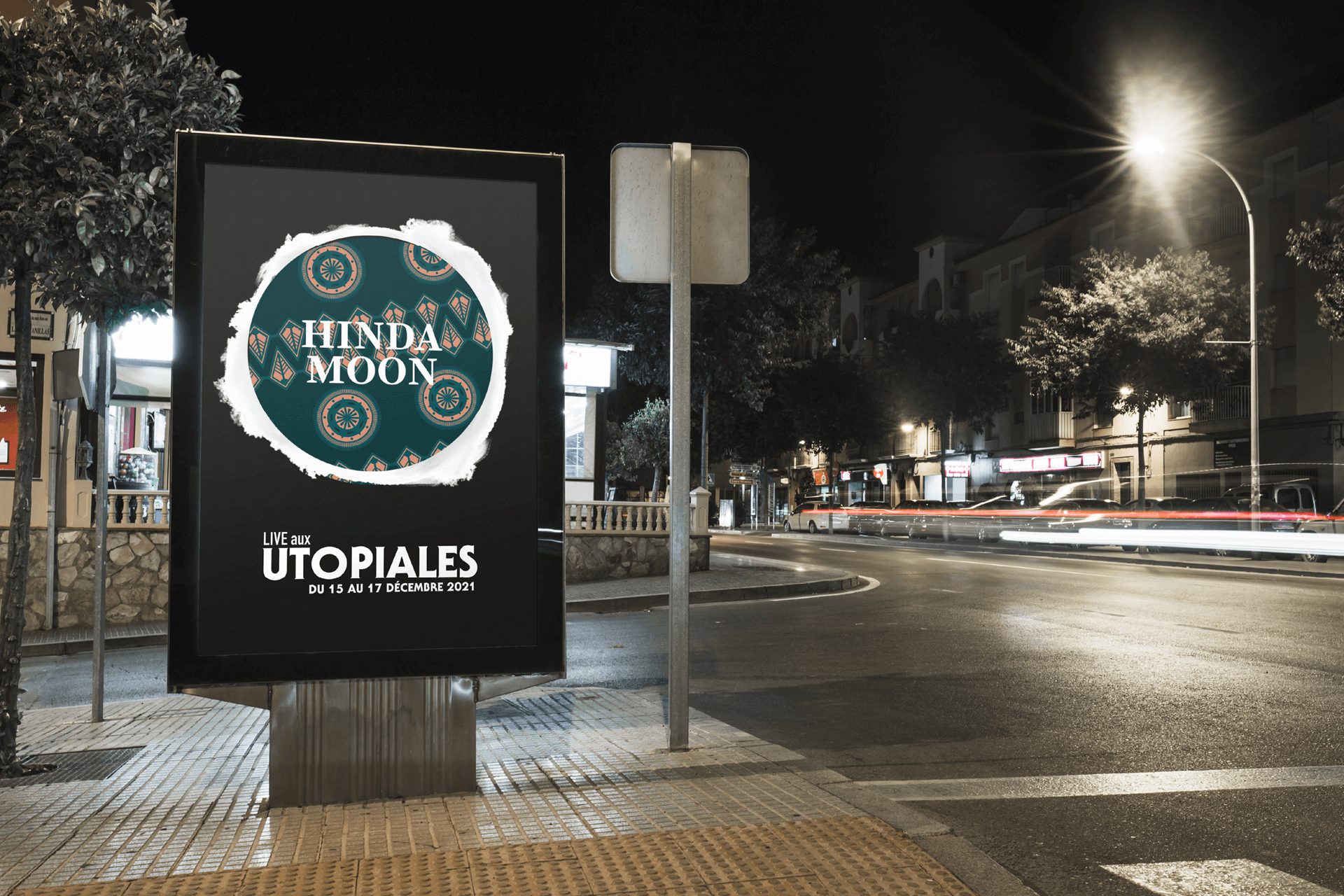 Affiche publicitaire au bord de la route représentant le logo de hindamoon pour un live aux Utopiales de Nantes