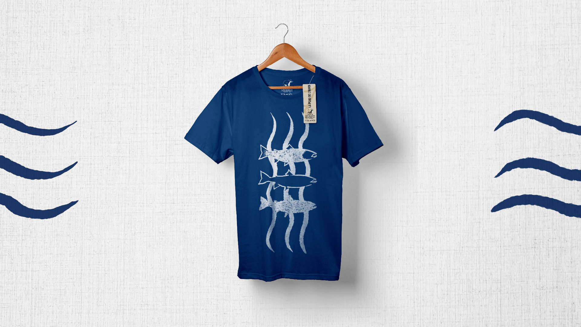 T-shirt bleu foncé ceintré arborant l'illustration du contre-courant en version blanche.